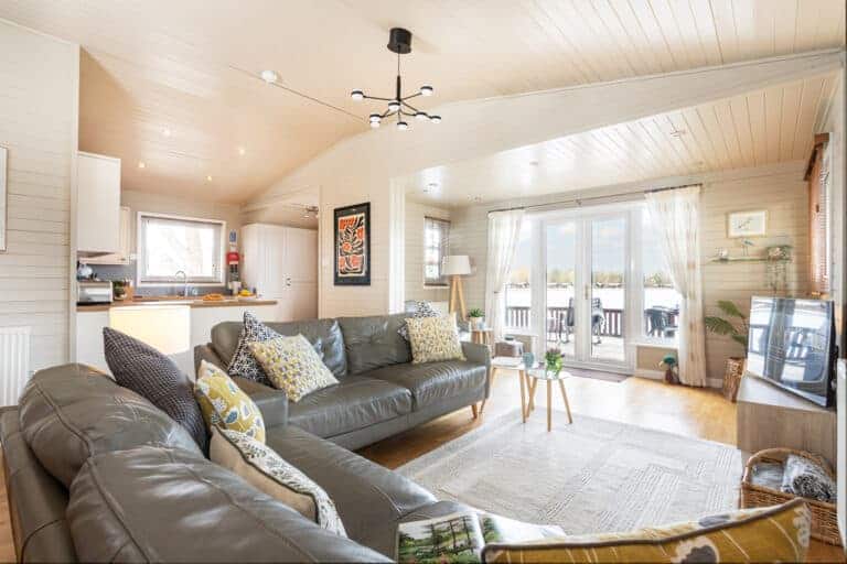 Open-plan lounge with leather sofas at Keer Lodge