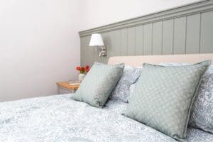 Double bedroom with TV at Sandmartin Lodge