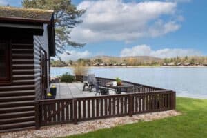 Keer Lodge and its terrace on the edge of the lake
