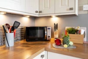 Kitchen utensils and microwave at Keer Lodge