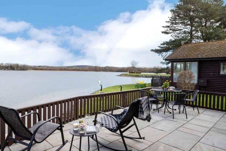 Terrace with rocking chairs overlooking the lake at Keer Lodge