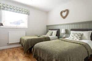 Twin bedroom with two single beds at Keer Lodge