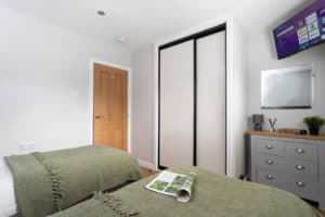 Twin bedroom with smart TV at Keer Lodge